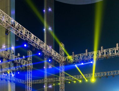 birden çok spot bir tiyatro sahne aydınlatma Kulesi 