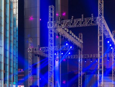 birden çok spot bir tiyatro sahne aydınlatma Kulesi 