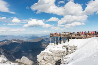 Kış mevsiminde karla kaplı dağların manzarası