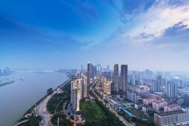 nanchang Çin'de kuş görünümü. gökdelen inşaat ön planda. sis, bulutlu gökyüzü ve kirliliği. Bund (nanchang) alanı