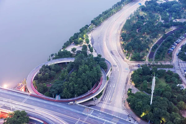 Overloop van de lichte paden, mooie bochten. — Stockfoto