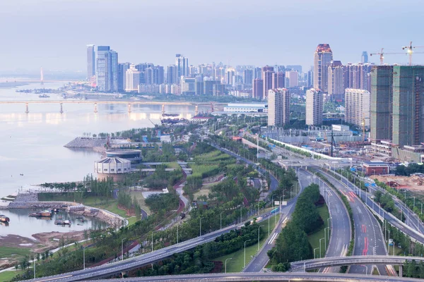 Shanghai puente de intercambio y carretera elevada en el anochecer — Foto de Stock