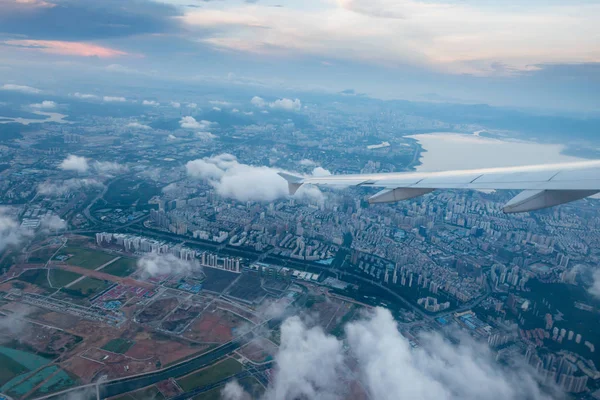 Nuvole e cielo visti attraverso la finestra di un aereo — Foto Stock