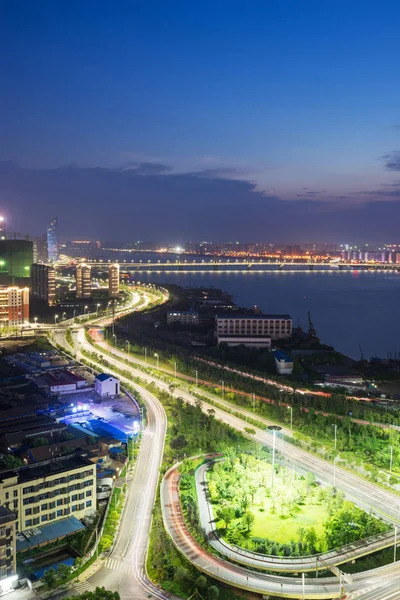 日暮れでインターチェンジ陸橋と高架道路、上海します。 — ストック写真