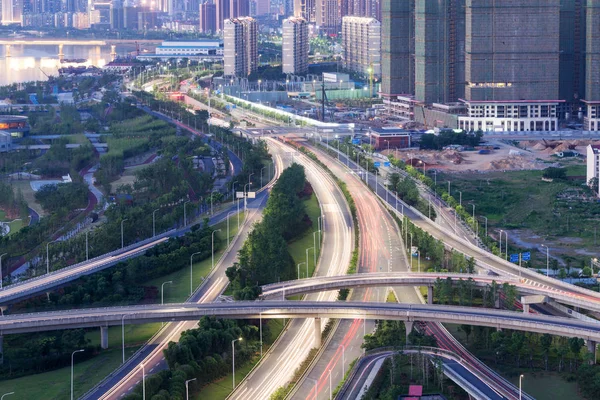 Shanghai-Überführung und Hochstraße bei Einbruch der Dunkelheit — Stockfoto