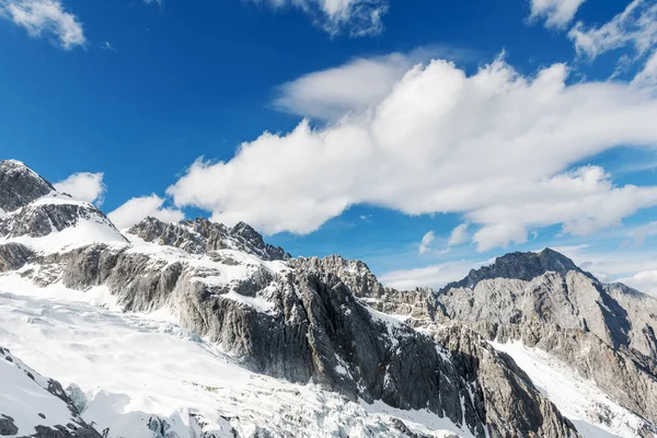 Vista Las Montañas Cubiertas Nieve Temporada Invernal — Foto de Stock