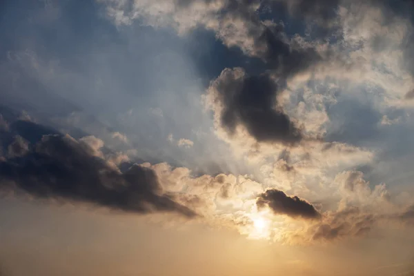 Blick Auf Wolken Auf Dem Hintergrund Des Sonnenuntergangs — Stockfoto