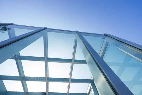 Toiture en verre transparente d'un bâtiment moderne — Photo