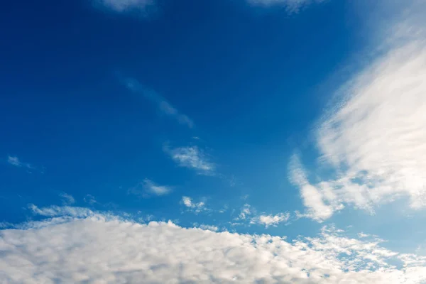 Blick Auf Wolken Auf Blauem Himmel Hintergrund — Stockfoto