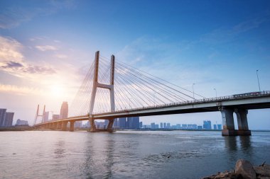 Gün batımında Nanchang köprüsünü göster