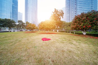 Şangay 'da modern bina geçmişi olan şehir parkı.