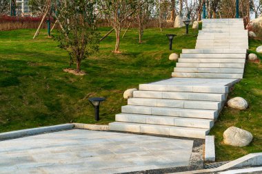 Modern bir binanın korkuluk ve merdivenlerinin detaylarını kapat.