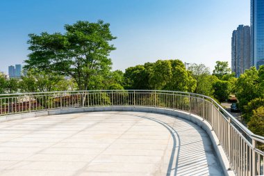 Şehrin kare platformu ve panoramik manzarası