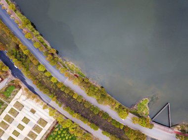 Göl kenarındaki yolun havadan görünüşü