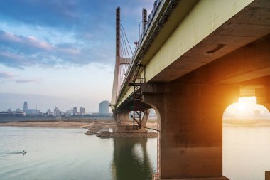 Günbatımında kablo köprü olarak kaldı