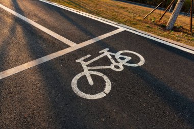 Yoldaki bisiklet yolunun sembolü.