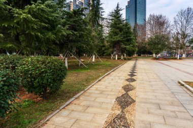 Şangay 'da modern bina geçmişi olan şehir parkı.