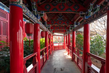 Çin 'deki klasik mimari koridoru.