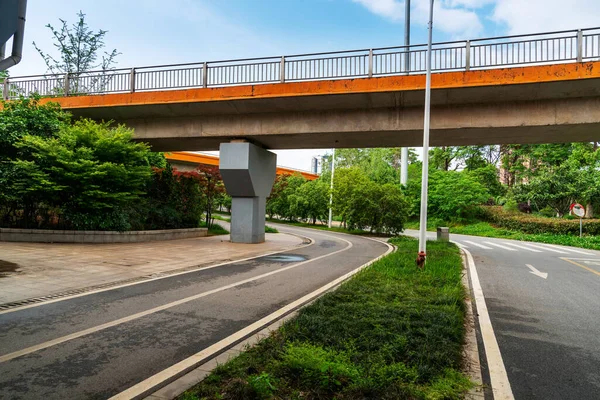 市内の高架下のコンクリート構造物及びアスファルト道路空間 — ストック写真