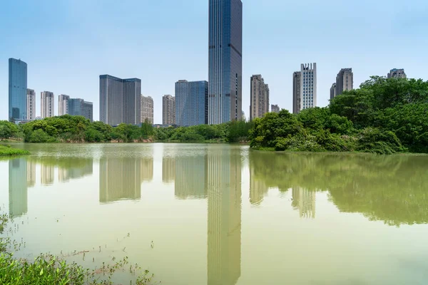 Озеро Сучасному Офісному Будинку Китаї — стокове фото