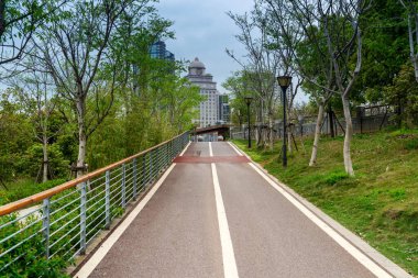 Modern şehirde yürüyüş yolu