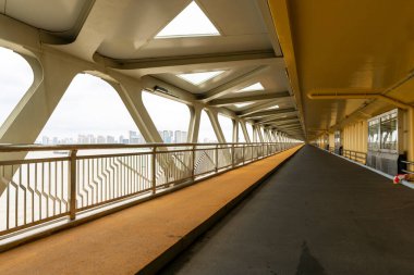 Köprü, yayalar ve motorsuz araç yolları.