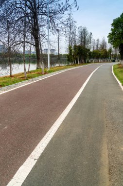 Modern şehirde yürüyüş yolu