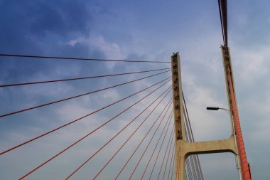 Günbatımında kablo köprü olarak kaldı