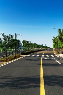 Ufuk çizgisi arkaplanı olan boş şehir yolu