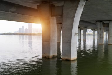 Denizdeki büyük köprünün dibi.