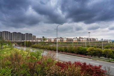 Ufuk çizgisi arkaplanı olan boş şehir yolu