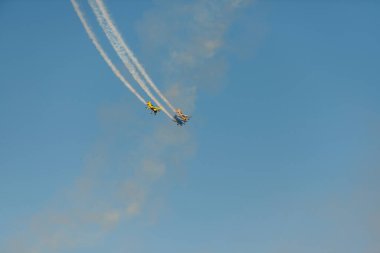 Airshow uçaklarda. Akrobasi ekibi air Show'da uçuş gerçekleştirir