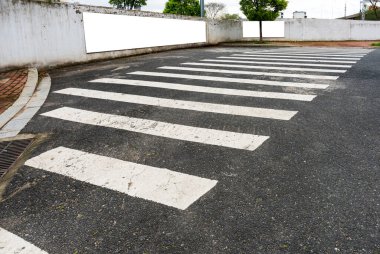 Şehir caddesinde boş ilan panosu