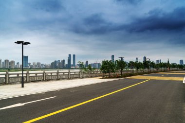 Ufuk çizgisi arkaplanı olan boş şehir yolu