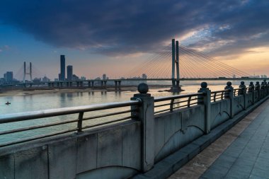 Günbatımında kablo köprü olarak kaldı