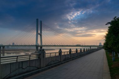 Günbatımında kablo köprü olarak kaldı