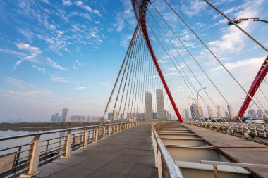 Günbatımında kablo köprü olarak kaldı