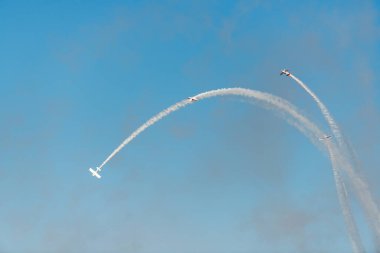 Airshow uçaklarda. Akrobasi ekibi air Show'da uçuş gerçekleştirir