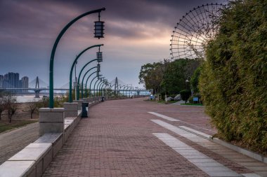 Şehir parkında dönme dolabın altında boş bir yol.