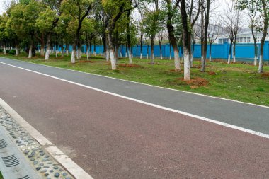 Modern şehirde yürüyüş yolu