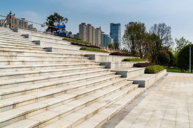 Modern bir binanın korkuluk ve merdivenlerinin detaylarını kapat.