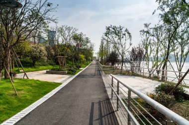 Modern şehirde yürüyüş yolu