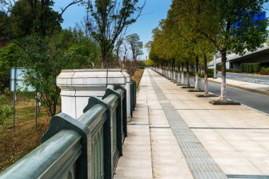 Modern şehirde yürüyüş yolu