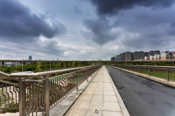スカイラインを背景にした空の都市道路 — ストック写真