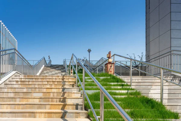 Nahaufnahme Und Details Von Geländer Und Treppe Eines Modernen Gebäudes — Stockfoto