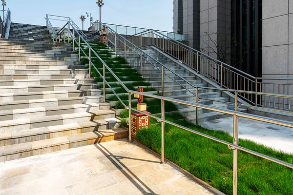Nahaufnahme Und Details Von Geländer Und Treppe Eines Modernen Gebäudes — Stockfoto
