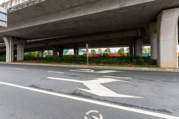 Estructura Hormigón Espacio Vial Asfalto Bajo Paso Elevado Ciudad —  Fotos de Stock