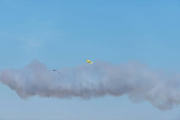 Flugzeuge Auf Airshow Kunstflugteam Führt Flug Bei Flugschau Durch — Stockfoto