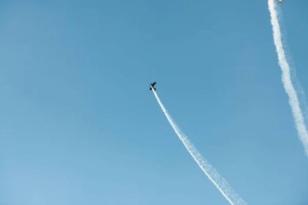 Flugzeuge Auf Airshow Kunstflugteam Führt Flug Bei Flugschau Durch — Stockfoto