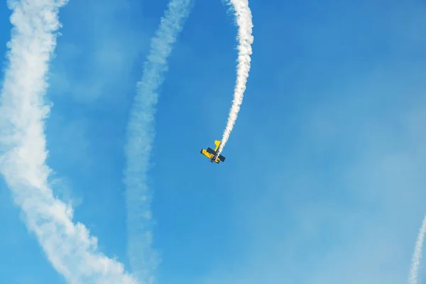 Samoloty Airshow Zespół Akrobacyjny Wykonuje Lot Powietrzu Pokaż — Zdjęcie stockowe